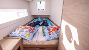 Ein kleines, gemütliches Schlafzimmer mit einem Einzelbett, einem Fenster und einem kleinen Tisch.