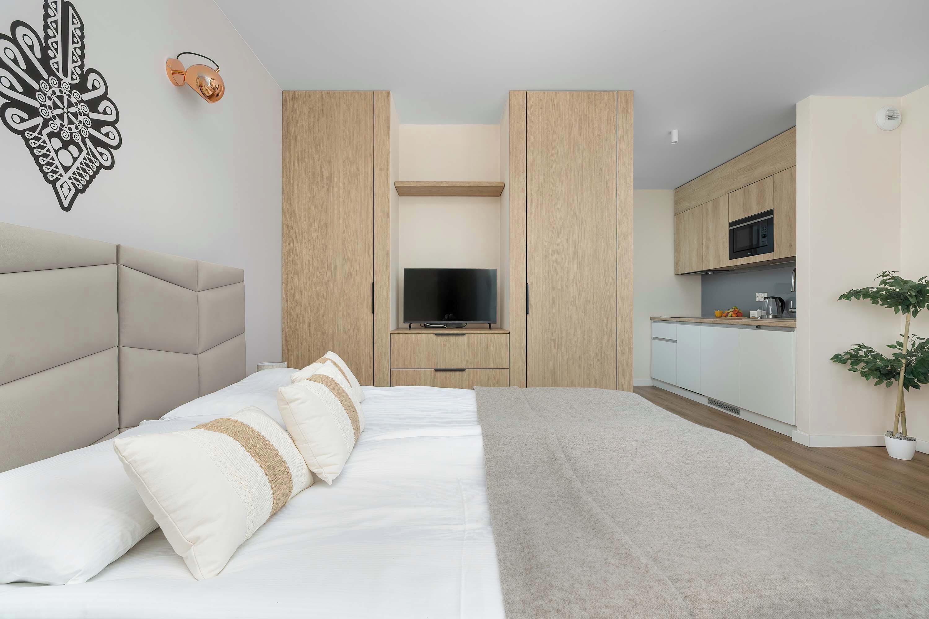 Iron/ironing board, travel crib, WiFi, bed sheets