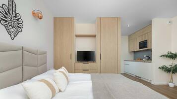 Iron/ironing board, travel crib, WiFi, bed sheets