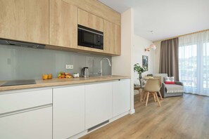 Kühlschrank, Mikrowelle, Herdplatte, Geschirrspüler