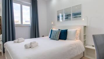 Desk, iron/ironing board, WiFi, bed sheets