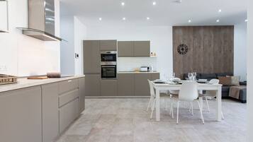 Refrigerador, microondas, horno, placa de cocina
