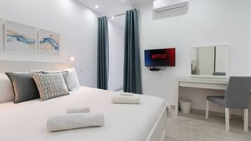Desk, iron/ironing board, WiFi, bed sheets