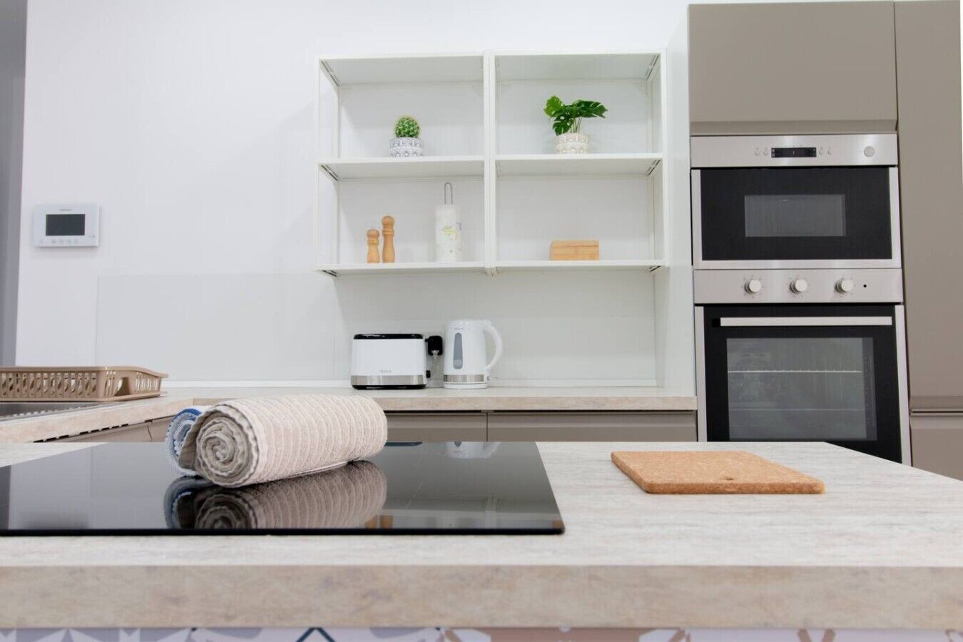 Refrigerador, microondas, horno, placa de cocina