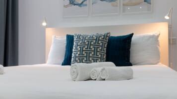 Desk, iron/ironing board, WiFi, bed sheets