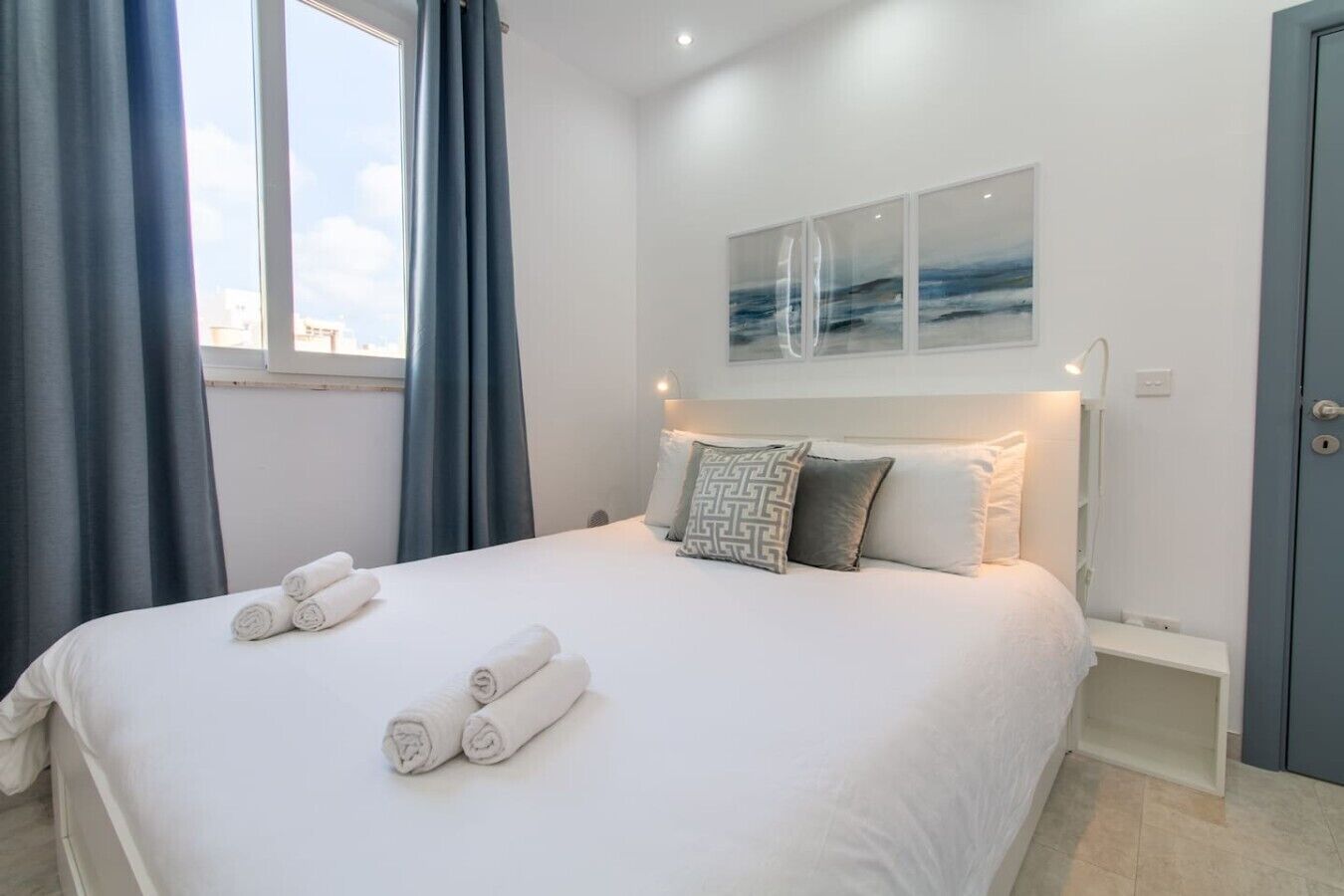 Desk, iron/ironing board, WiFi, bed sheets