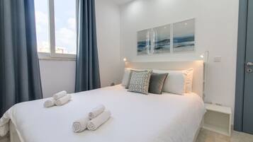 Desk, iron/ironing board, WiFi, bed sheets