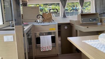 Una cocina compacta con estufa, horno y una pequeña encimera.