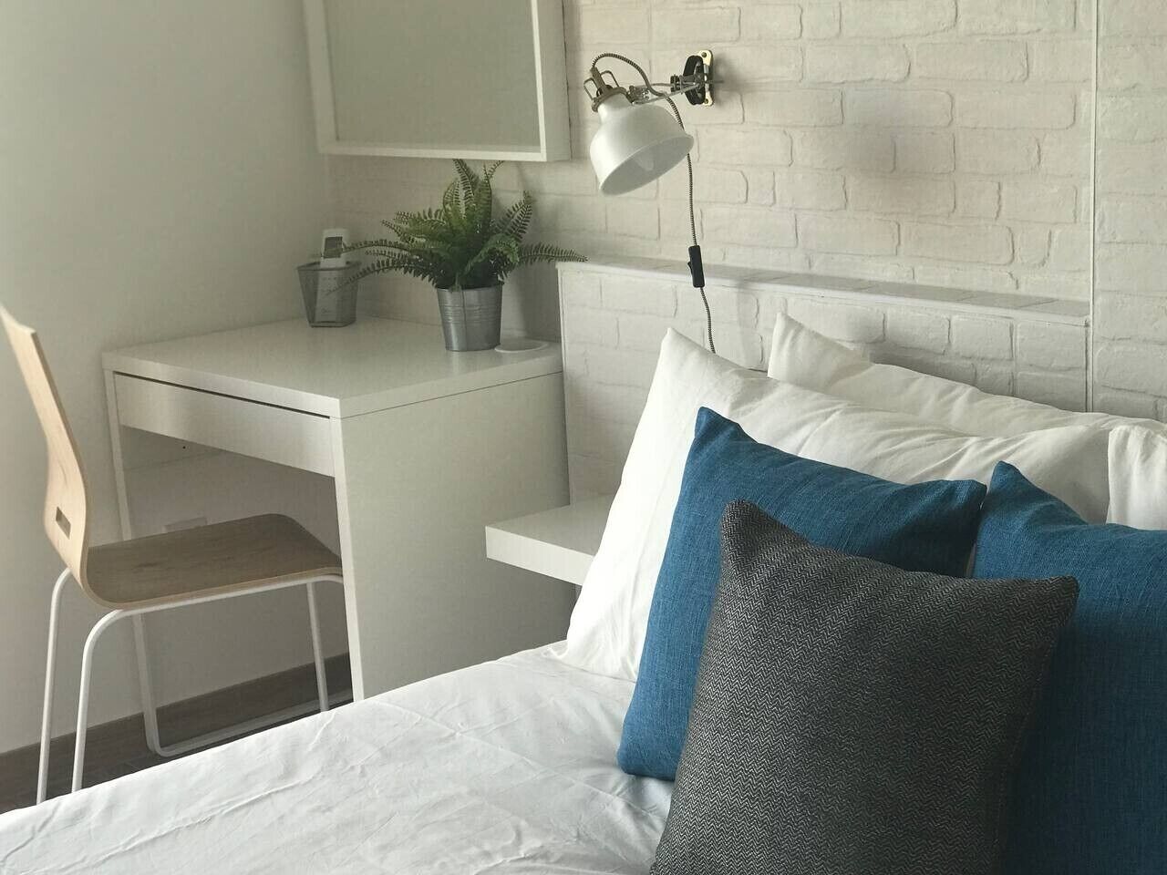 Escritorio, tabla de planchar con plancha, wifi y ropa de cama 