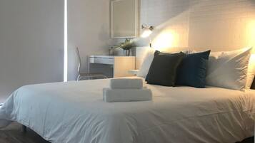 Desk, iron/ironing board, WiFi, bed sheets