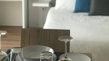 Escritorio, tabla de planchar con plancha, wifi y ropa de cama
