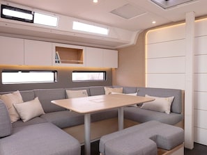 Een modern interieur met een hoekbank, een bijzettafeltje en ingebouwde kasten.