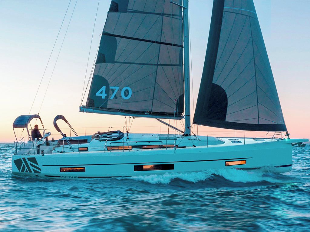 A sailboat with the number 470 on its sails, sailing on the water.