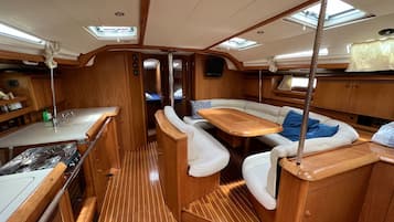 Una pequeña cocina de barco con un lavabo, cocina y armarios.