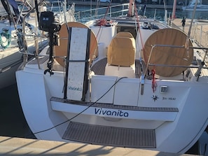 En båt vid namn ”Vivanita” låg förtöjd vid en småbåtshamn. Den hade en utombordsmotor på 3,5 hästkrafter, ett ratt och en sittplats med ett tak.