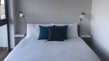 Tabla de planchar con plancha, wifi y ropa de cama