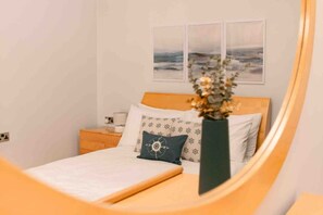 Tabla de planchar con plancha, wifi y ropa de cama 