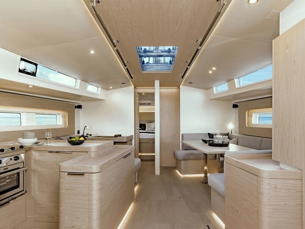 Een compacte keuken met een centraal eiland, een zithoek met een bank en een groot dakraam.