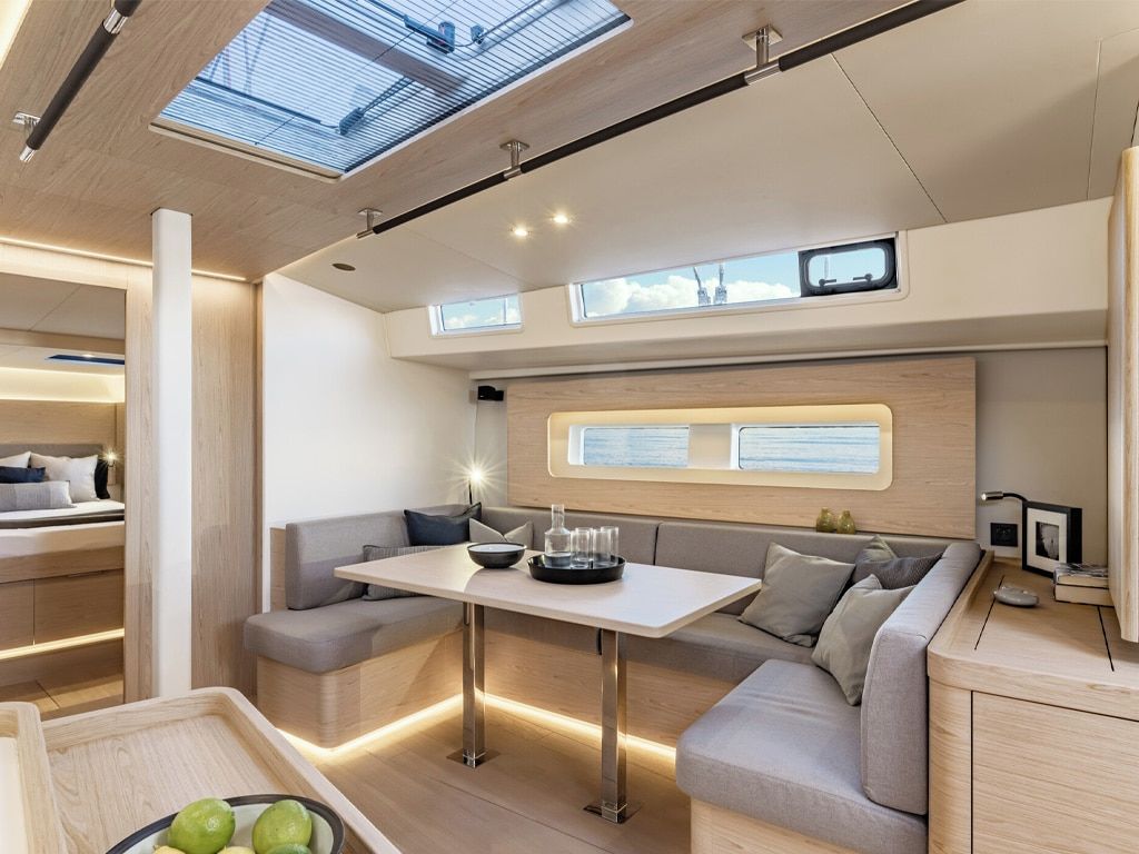 Un intérieur moderne comprenant un coin repas, des sièges et une verrière.