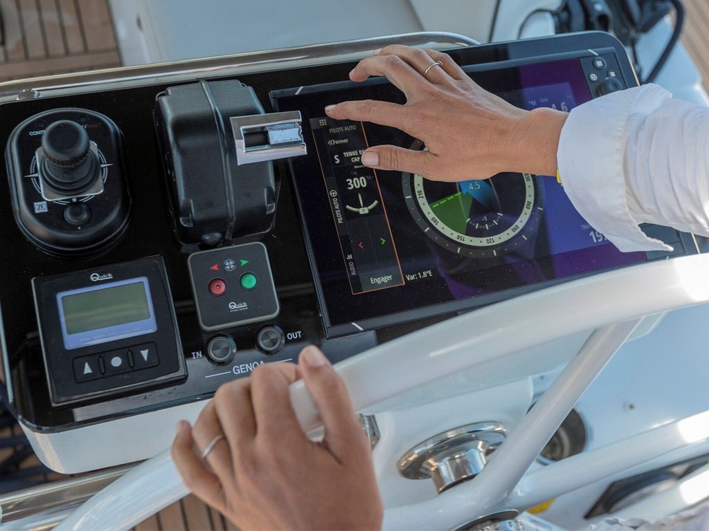 Een bedieningspaneel met een joystick, een digitaal display en een grote draaiknop.