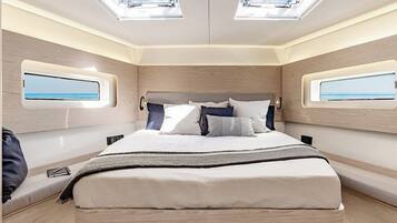 Een moderne slaapkamer met een bed, dakramen en ramen.