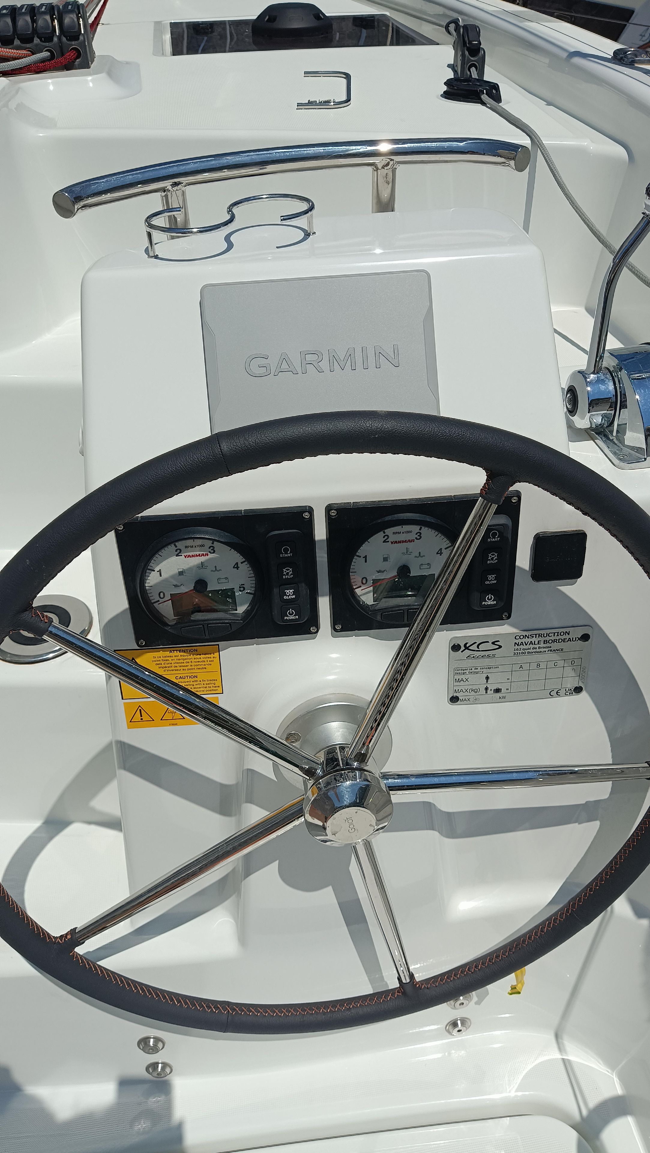 Ein Schiffsscheiben mit Geschwindigkeitsmessern und dem Garmin-Logo.