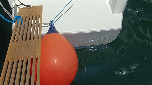 Un bateau équipé d’un volant Garmin, arborant le logo INSIEME et doté d’une latte en bois.