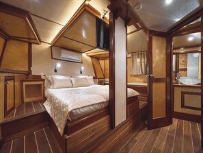 4 bedrooms - Sun-Kissed Sailing Adventure in Split, Croatia (Split)
