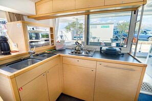 Private kitchen - Sun-Kissed Sailing Adventure in Split, Croatia (Split)