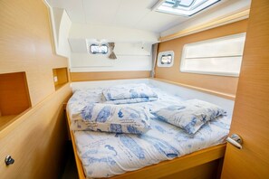 A compact bedroom with a bunk bed, a small window, and a skylight. - Sun-Kissed Sailing Adventure in Split, Croatia (Split)