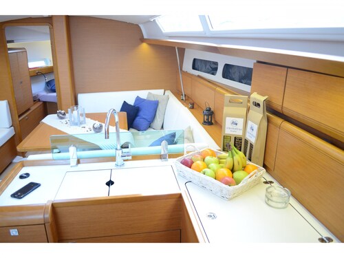 Dubrovnik Delight: Sun-soaked Sailing Adventure