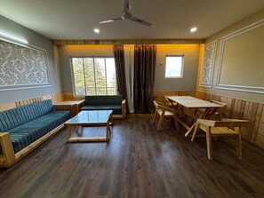 Living area - Hotel Meridien River Front Rajbagh (Munsyari)