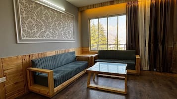 Family Triple Room | Desk, free WiFi, bed sheets