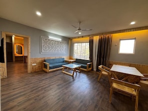 Family Triple Room | Meja, Wi-fi percuma, cadar katil 