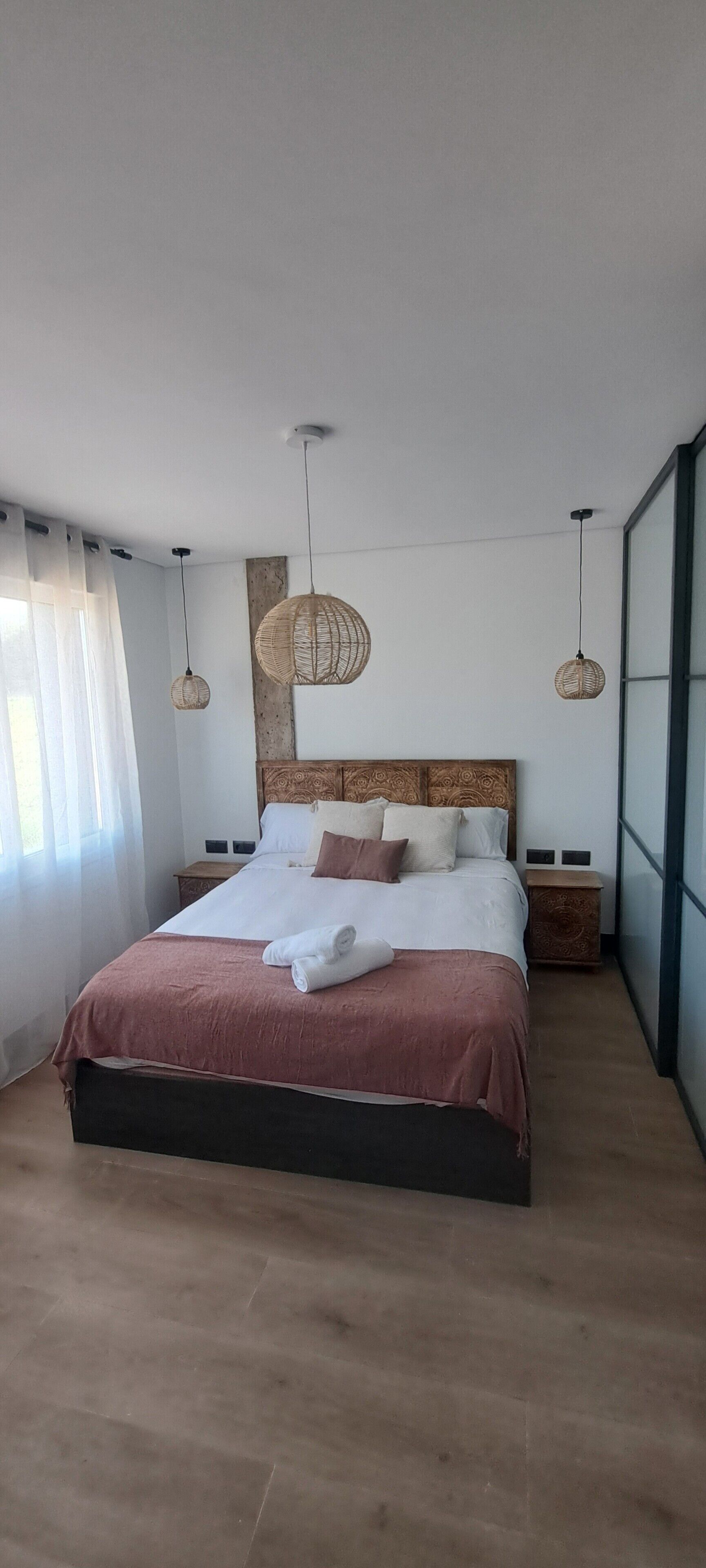 Tabla de planchar con plancha, wifi, ropa de cama