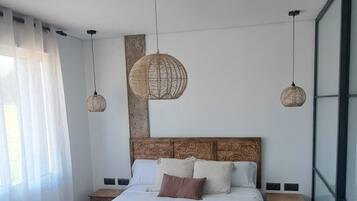 Tabla de planchar con plancha, wifi, ropa de cama