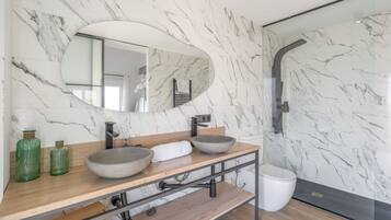 Douche, sèche-cheveux, serviettes fournies