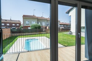 Ein Wohngebiet mit Schwimmbad, umzäunter Garten und angrenzenden Häusern.