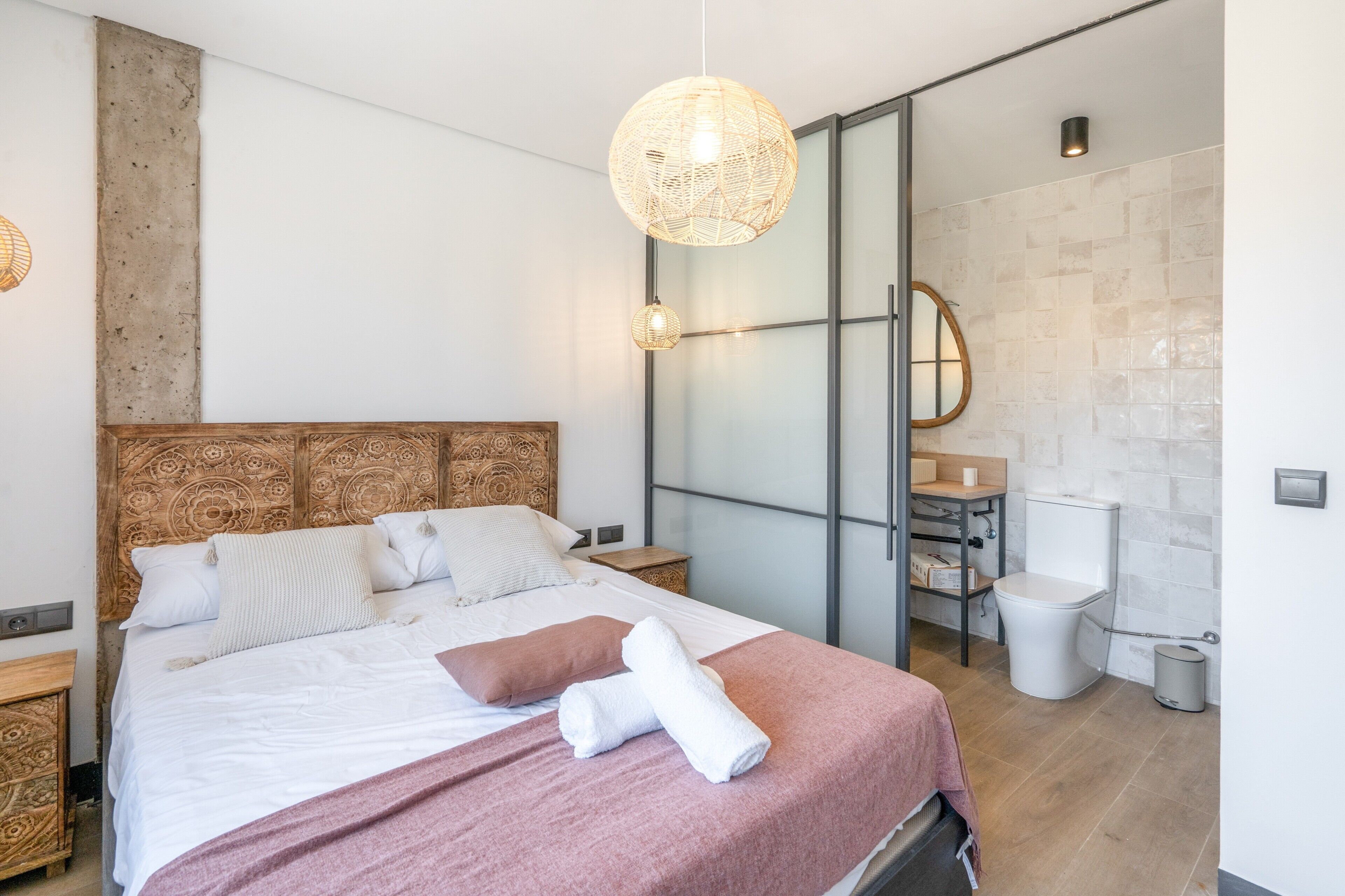 5 chambres, fer et planche à repasser, Wi-Fi, draps fournis