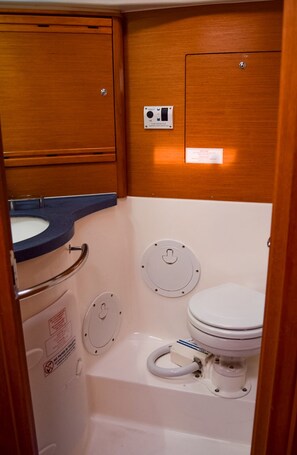 Un baño pequeño con inodoro, bidé y lavamanos.