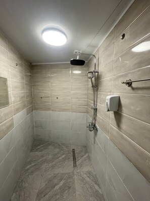 Douche, sèche-cheveux, chaussons, serviettes fournies