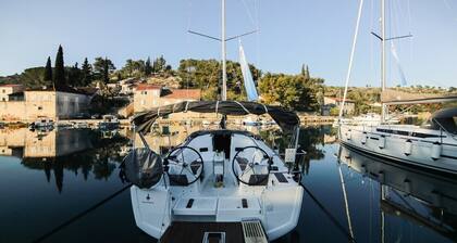 Dubrovnik Delight: Sun-soaked Sailing Adventure