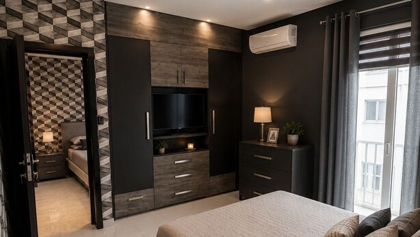 Quarto moderno com uma cama grande, televisão integrada e vista para a cidade.