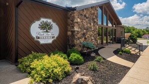 A building with a stone facade, a wooden exterior, and a landscaped garden area. - King Suite, Hot Tubs, Cobden (Cobden)