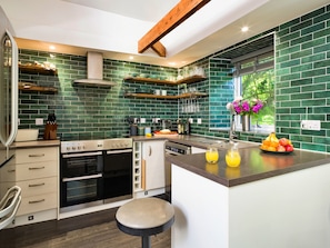 Kühlschrank, Mikrowelle, Ofen, Geschirrspüler