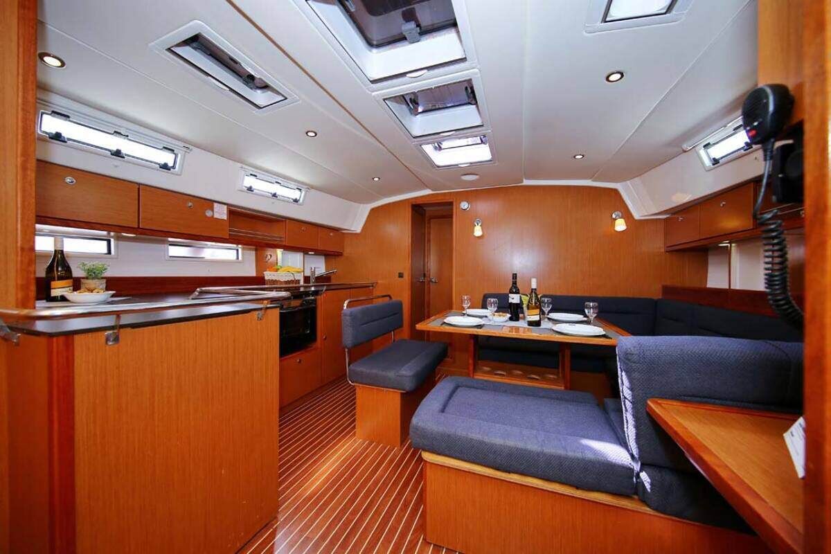 Una cocina compacta con comedor, muebles de madera y un pequeño espacio para sentarse.