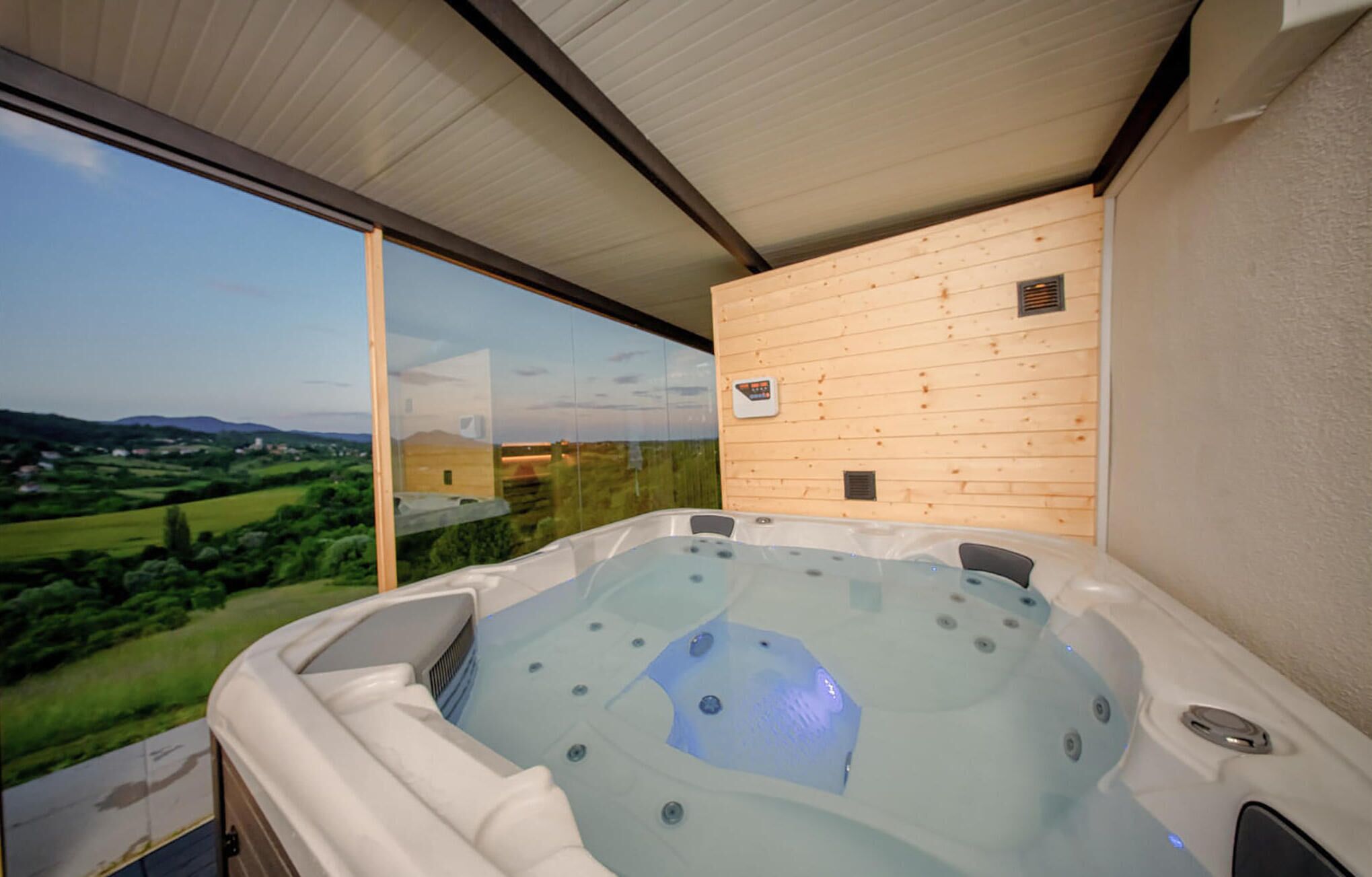 Bañera de hidromasaje cubierta