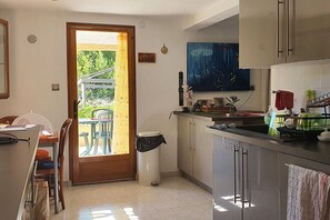 Private kitchen - Ground floor of a villa for rent for a dream vacation in a peaceful setting, surrounded by nature (Les Adrets-de-l'Estérel)