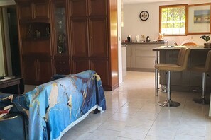 Interior - Ground floor of a villa for rent for a dream vacation in a peaceful setting, surrounded by nature (Les Adrets-de-l'Estérel)