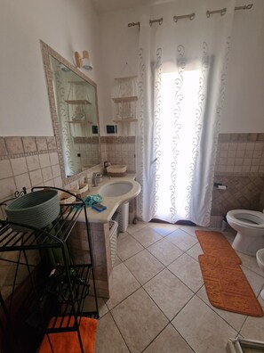 Douche, sèche-cheveux, serviettes fournies
